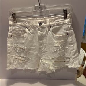 American Eagle Outfitters White Ripped Jean Mom Shorts Sz 4.  NWOT. Box35
